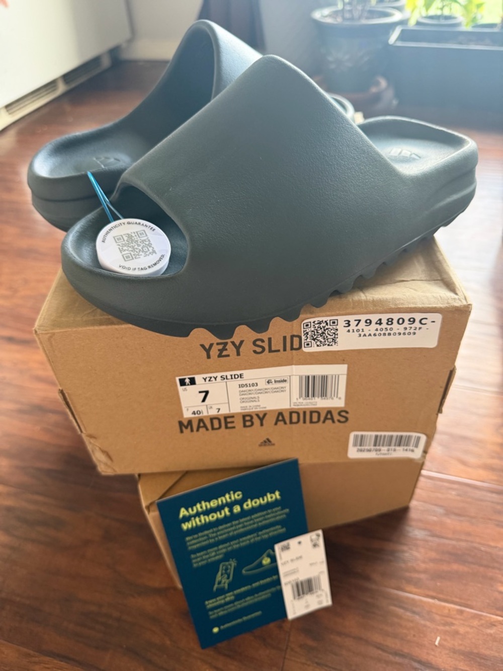 adidas Yeezy Slide Size 7 Dakony - Onyx - Picture 9 of 12